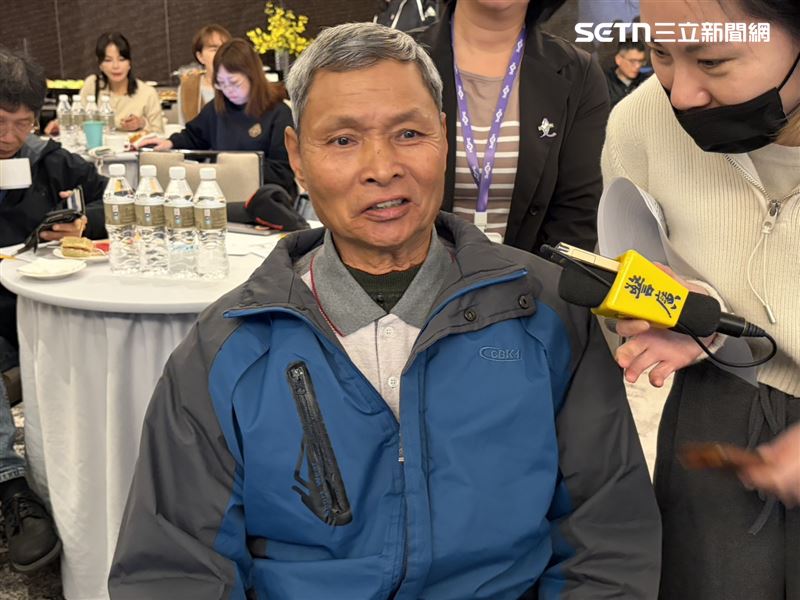 75歲的直腸結腸癌病友許先生分享治療情況。（圖／記者簡浩正攝影）