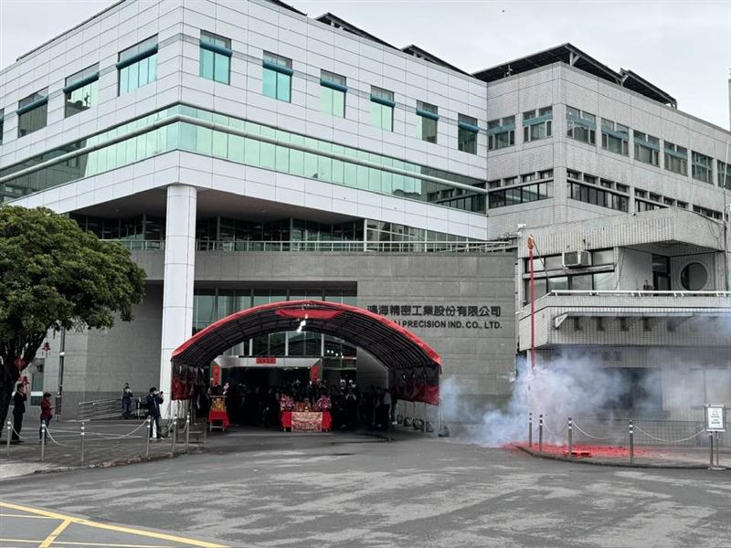 鴻海開工發紅包！董事長劉揚偉看好2026卓越年，預期營收雙位數成長 。除預告GTC將贈黃仁勳神祕禮外，亦證實配合領先客戶研發摺疊機，且沙國EV廠預計2027年投產 。同時豪氣招待百名員工赴日觀賽，盡顯企業福利 。（圖／記者師瑞德攝影）