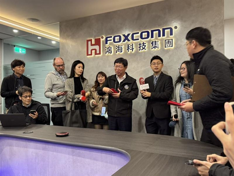 鴻海開工發紅包！董事長劉揚偉看好2026卓越年，預期營收雙位數成長 。除預告GTC將贈黃仁勳神祕禮外，亦證實配合領先客戶研發摺疊機，且沙國EV廠預計2027年投產 。同時豪氣招待百名員工赴日觀賽，盡顯企業福利 。（圖／記者師瑞德攝影）