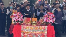 鴻海開工發紅包！董事長劉揚偉看好2026卓越年，預期營收雙位數成長 。除預告GTC將贈黃仁勳神祕禮外，亦證實配合領先客戶研發摺疊機，且沙國EV廠預計2027年投產 。同時豪氣招待百名員工赴日觀賽，盡顯企業福利 。（圖／記者師瑞德攝影）