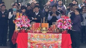 新／鴻海攜大廠開發摺疊機！