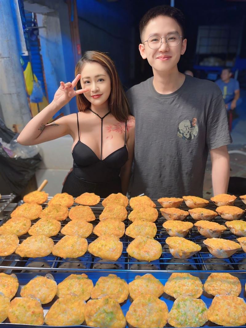 焗烤海鮮堡老闆娘超火辣，性感連身裙根本包覆不了胸前豐滿。（圖／翠屏藝陣會館，未經同意請勿轉載）