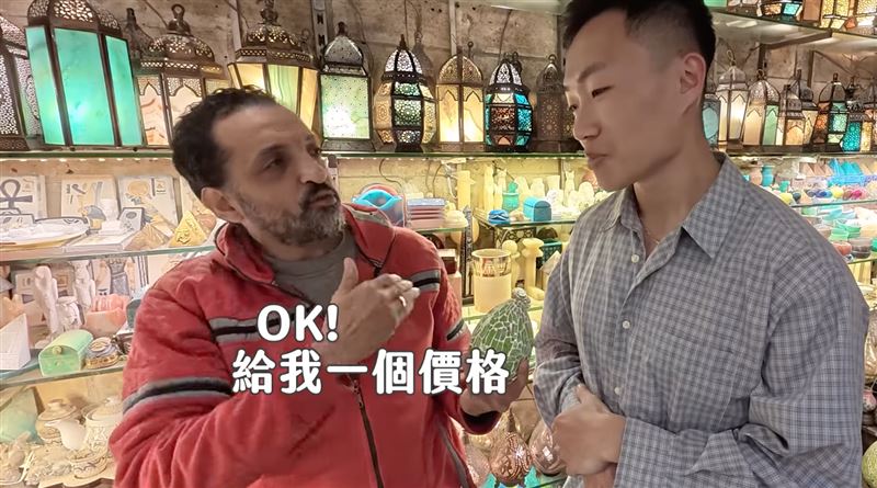 老闆開完價後，跟黃大謙示意「可以議價」。（圖／翻攝自YouTube－黃大謙頻道）