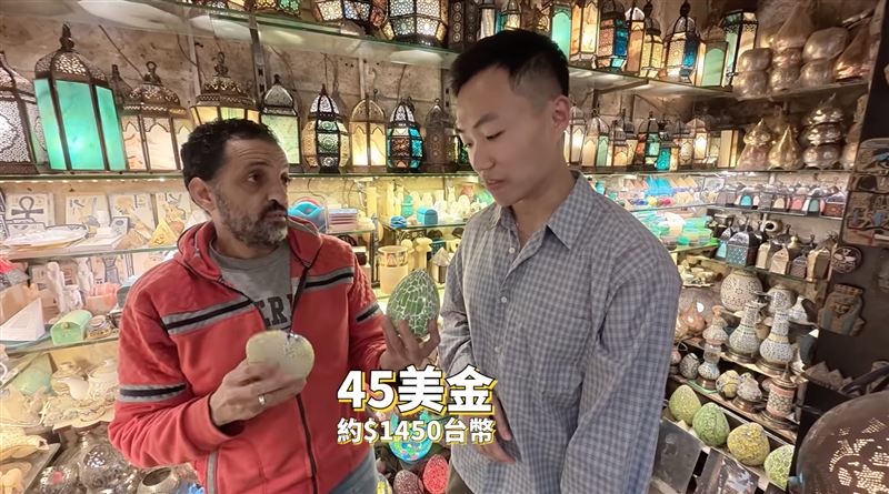 埃及市集買蛋蛋燈，老闆開價45美金（約1450元新台幣）。（圖／翻攝自YouTube－黃大謙頻道）