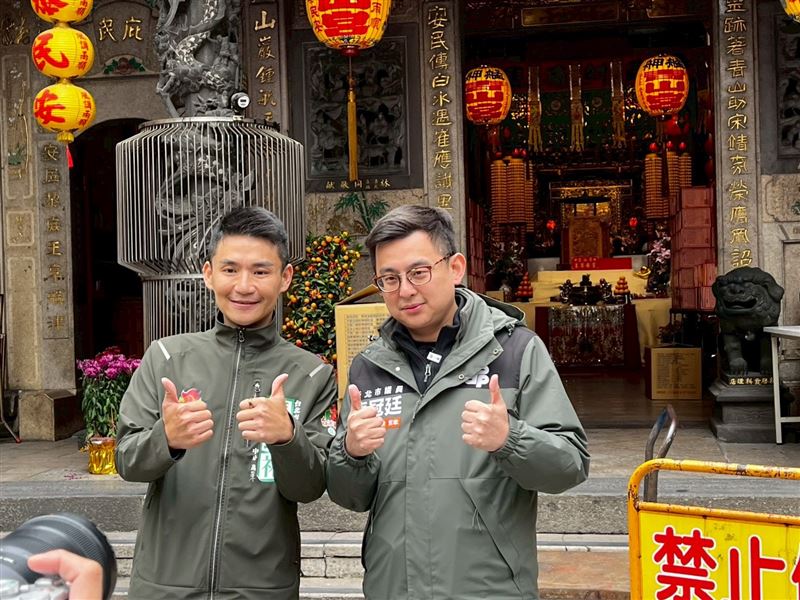 卓冠廷（右）力挺台派戰鬥雞張銘祐　青山宮參拜後展開萬華車隊掃街