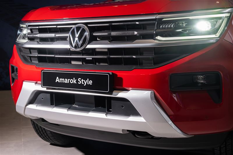 車頭採車身同色大型保桿搭配銀色下護板，並整合水箱護罩與IQ.Light矩陣式LED頭燈。（圖／福斯商旅提供）