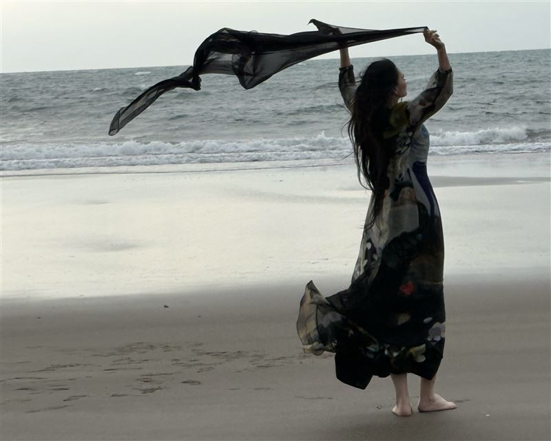 潘越雲拍MV遇重感冒強碰寒流！赴北海岸拍攝以「單薄薄紗」上陣直面狂風。（圖／ 雲璽工作室提供）