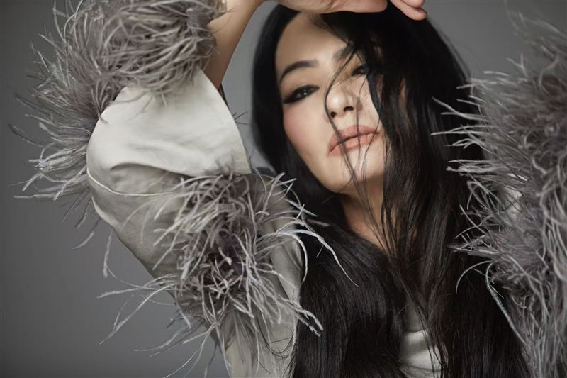 潘越雲拍MV遇重感冒強碰寒流！赴北海岸拍攝以「單薄薄紗」上陣直面狂風。（圖／ 雲璽工作室提供）