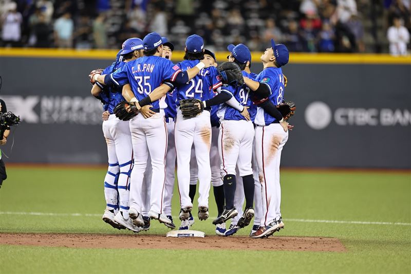 《冠軍之路》曝光12強經典賽：「從好想贏韓國，到好好贏韓國」幕後曾豪駒、陳晨威、陳傑憲心路歷程。令人熱淚盈眶、熱血沸騰。（圖／遠流出版提供）