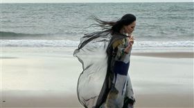 潘越雲拍MV遇重感冒強碰寒流！赴北海岸拍攝以「單薄薄紗」上陣直面狂風。（圖／ 雲璽工作室提供）