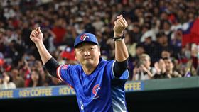 《冠軍之路》曝光12強經典賽：「從好想贏韓國，到好好贏韓國」幕後曾豪駒、陳晨威、陳傑憲心路歷程。令人熱淚盈眶、熱血沸騰。（圖／翻攝自IG @c.c.w____98、遠流出版提供） 