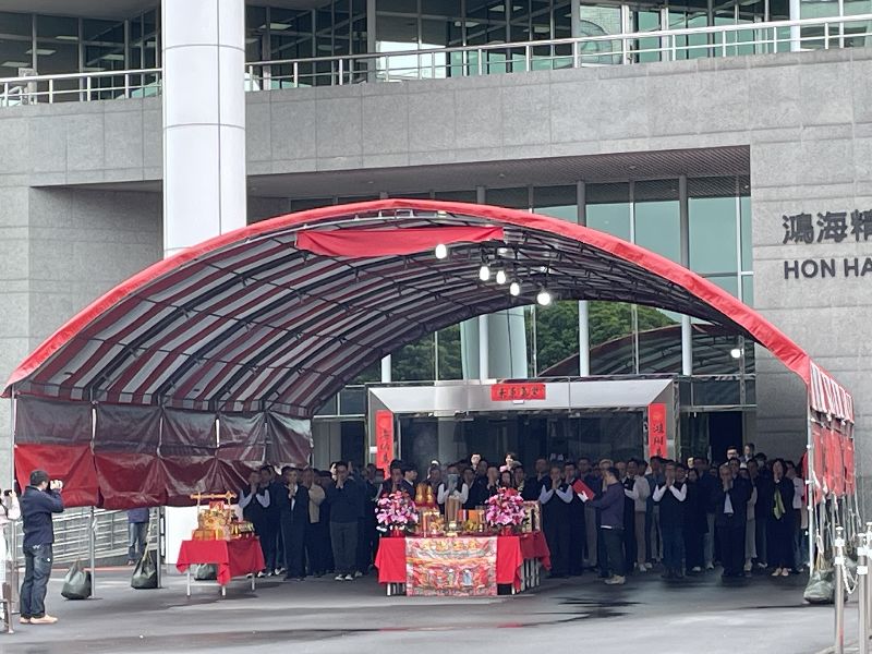 鴻海6日在新北市土城總部舉行開工儀式，董事長劉揚偉率高階主管一同出席