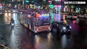 北市陳男行經和平東路一段時擦撞隔壁車道的公車。（圖／翻攝畫面）