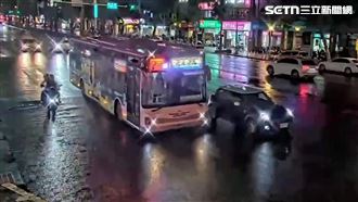 轎車突靠右撞公車　10多名乘客驚嚇急換乘