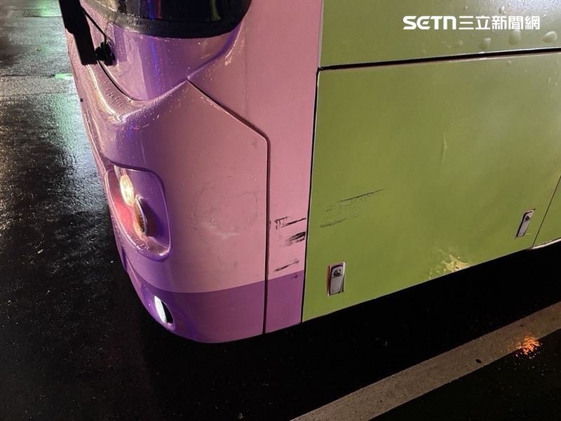 北市陳男行經和平東路一段時擦撞隔壁車道的公車。（圖／翻攝畫面）