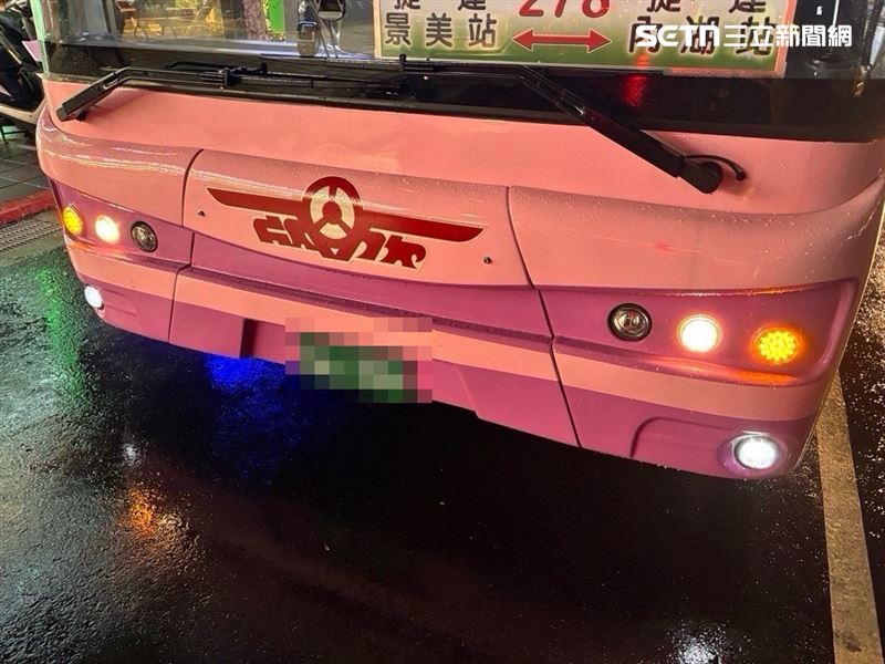 北市陳男行經和平東路一段時擦撞隔壁車道的公車。（圖／翻攝畫面）