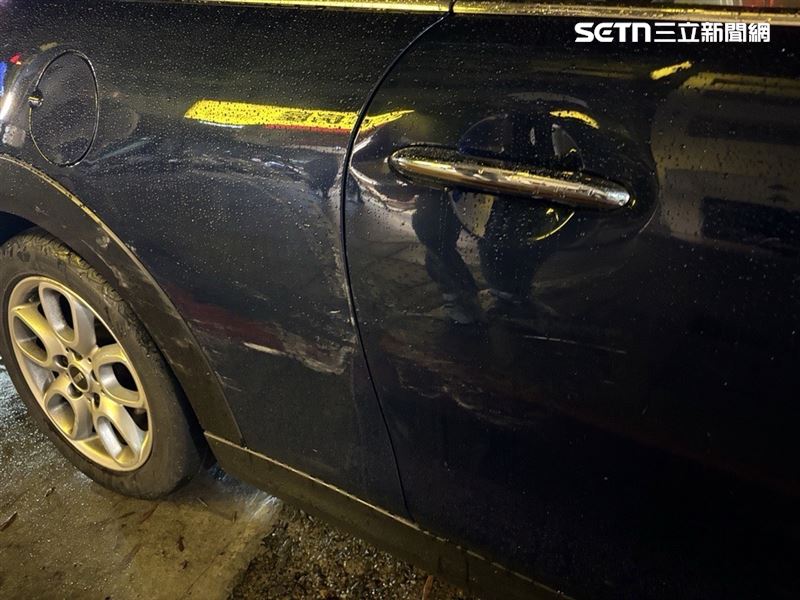 北市陳男行經和平東路一段時擦撞隔壁車道的公車。（圖／翻攝畫面）