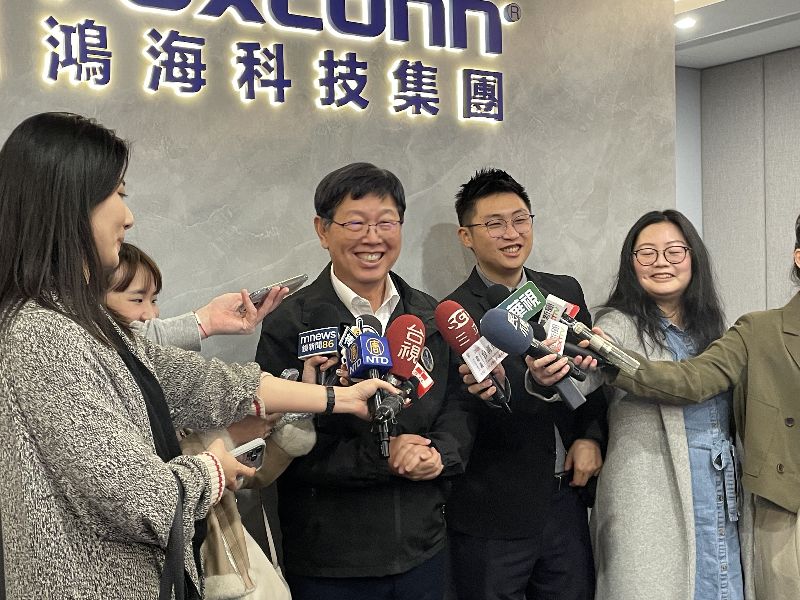 鴻海6日舉行開工儀式，董事長劉揚偉（中）會後接受媒體採訪表示，鴻海與輝達（NVIDIA）深度合作，他看好Vera Rubin整機櫃方案市占率與出貨量表現