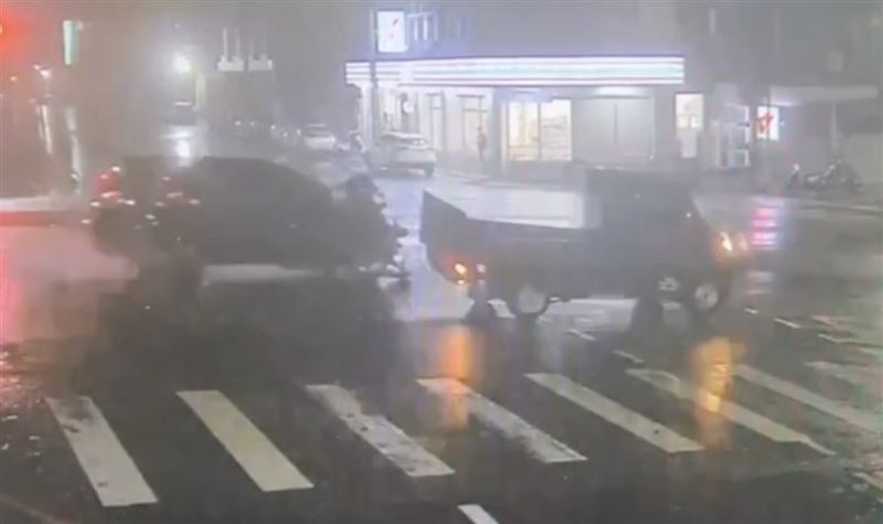 休旅車追撞小貨車後，又暴衝撞上路邊停放的10輛機車。（圖／翻攝畫面）