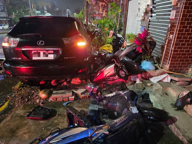 休旅車駕駛肇事後立即徒步逃離現場。（圖／翻攝畫面）