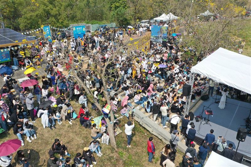 嘉義市「潮風鈴・黃花瘋音樂市集」3/7、3/8浪漫登場，邀您走進金黃花海。（圖／嘉義市政府提供）