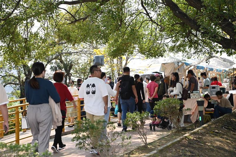 嘉義市「潮風鈴・黃花瘋音樂市集」3/7、3/8浪漫登場，邀您走進金黃花海。（圖／嘉義市政府提供）