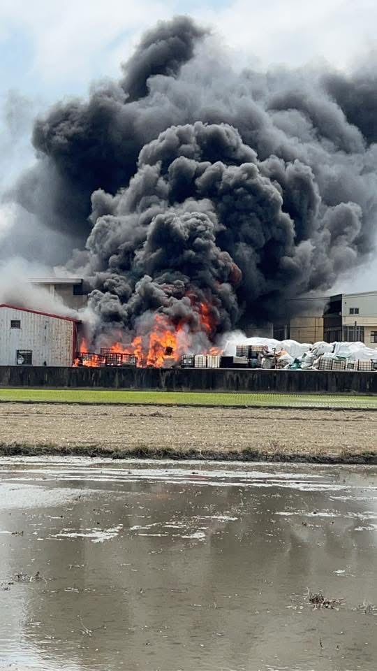 彰化福興鄉某塑膠工廠發生大火。（圖／翻攝自彰化踢爆網）