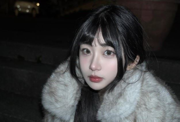 資深音樂人袁惟仁（小胖老師）日前安息，留下無數經典樂曲與親友思念。10日告別式前夕，袁惟仁的女兒袁融在社群分享一張爸爸小時候親吻她的舊照，並發長文悼念父親。（圖／翻攝自袁融IG）