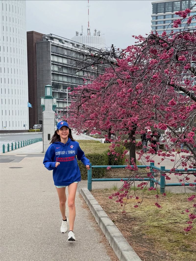 賈永婕把台灣隊穿上身在日本街頭運動。（圖／翻攝自臉書）