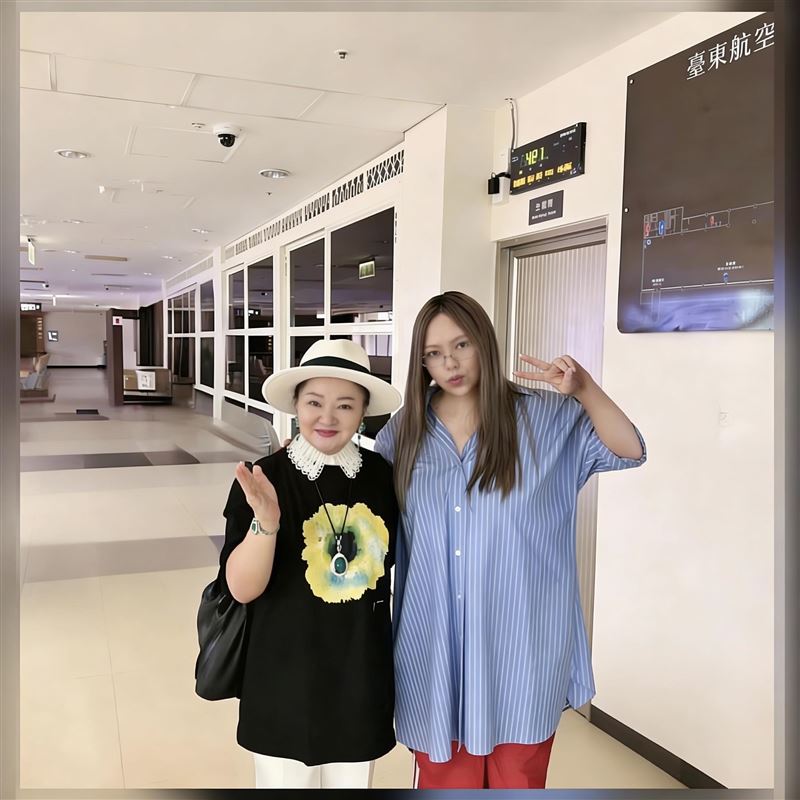 白冰冰在機場巧遇張惠妹。（圖／翻攝自臉書）
