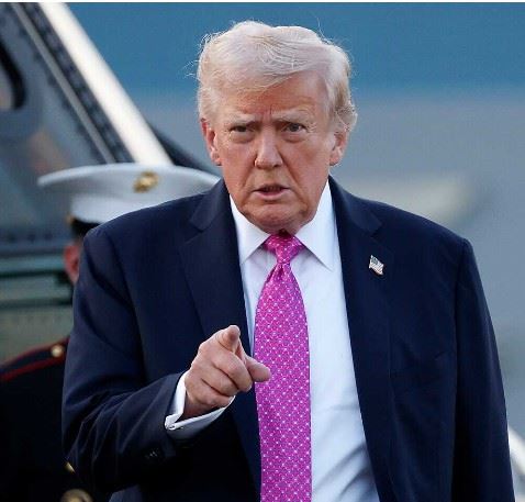 川普揚言要根除伊朗政權，拒絕哈米尼兒子接班，並表示美國一定要介入領導人遴選。（圖／翻攝自X平台 @mrsDugskullery）