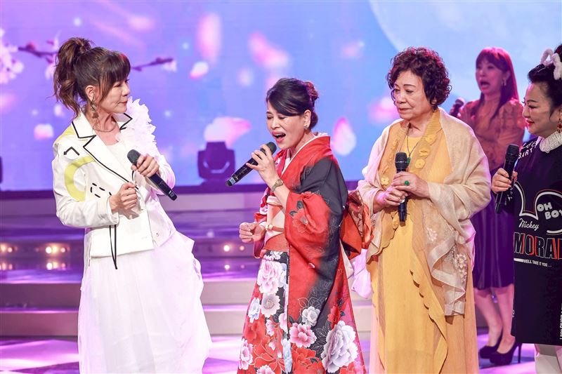 龍千玉（左起）、妹妹跟媽媽同台。（圖／民視提供）