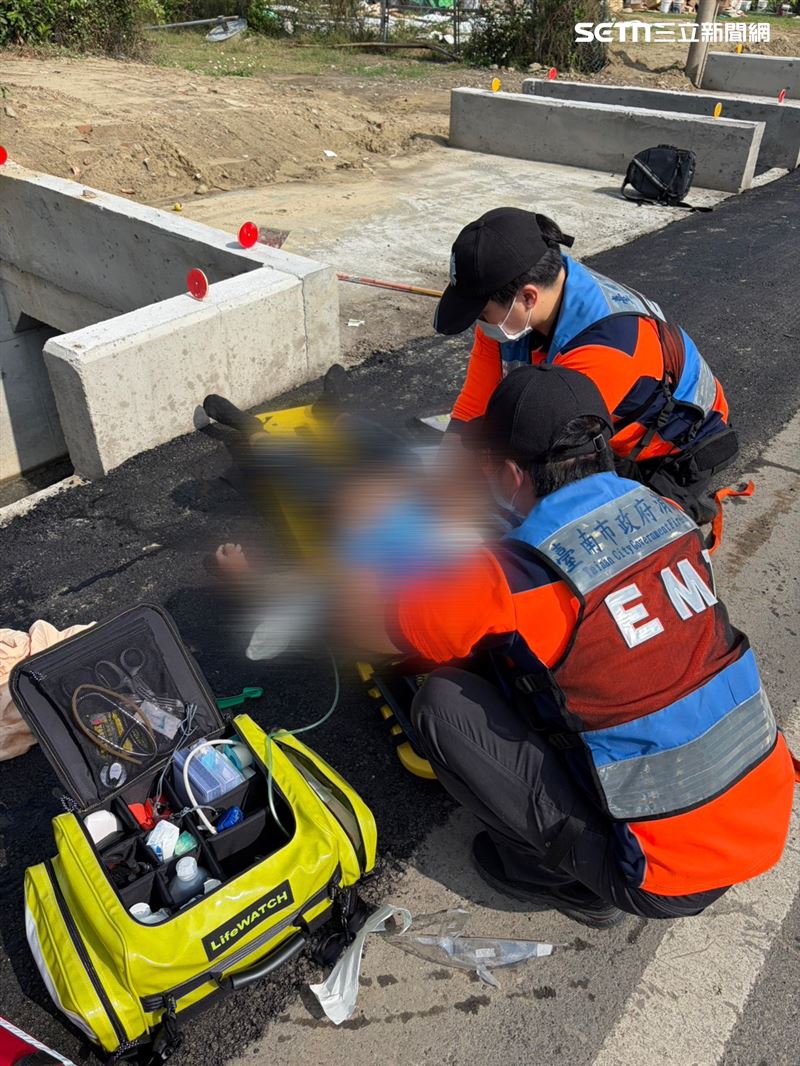 台南一名男子跌落新化區大排，消防人員救起後已無呼吸心跳，送醫不治。（圖／翻攝畫面）