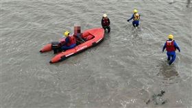 金門瓊林出海口今天發生一起民眾受困事件，一名蚵農前往採蚵時因雙腿陷入爛泥中，又遇上漲潮，險些被海水滅頂，所幸消防隊即時出動橡皮艇救援，才把受困蚵農從鬼門關前救回。（圖／翻攝畫面）