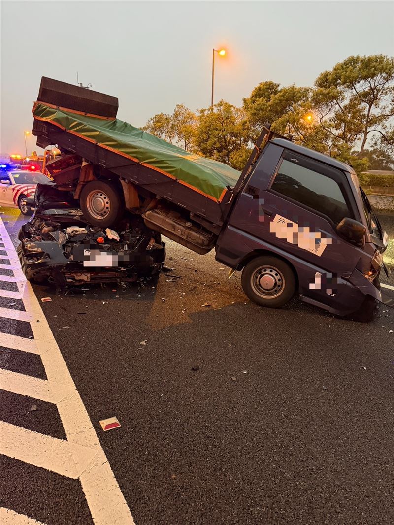 轎車鑽進小貨車車底，導致車頭全毀、擋風玻璃碎裂。（圖／翻攝畫面）