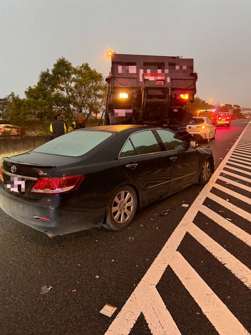 轎車將小貨車車尾鏟起困在車底下。（圖／翻攝畫面）
