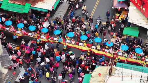 真人蜈蚣陣！沿路發美金、金豆、金手鍊