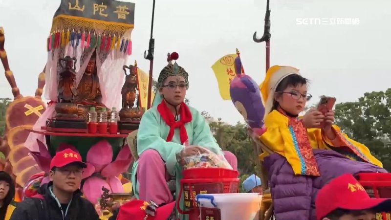 蜈蚣陣遊行沿途大撒糖果吸引信徒聚集