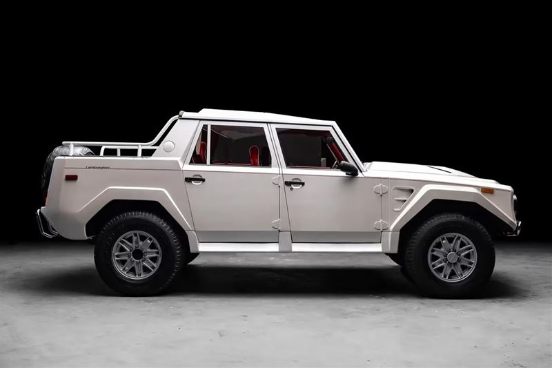 Lamborghini LM002被車迷暱稱為「Rambo Lambo」。（圖／翻攝Curated網站）