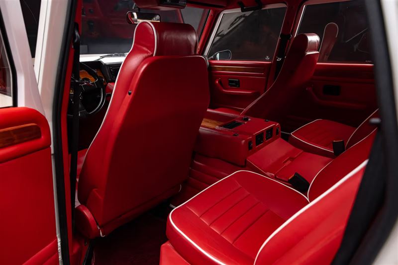 車身採用經典Bianco Perlato珍珠白塗裝，搭配紅白雙色皮革內裝。（圖／翻攝Curated網站）