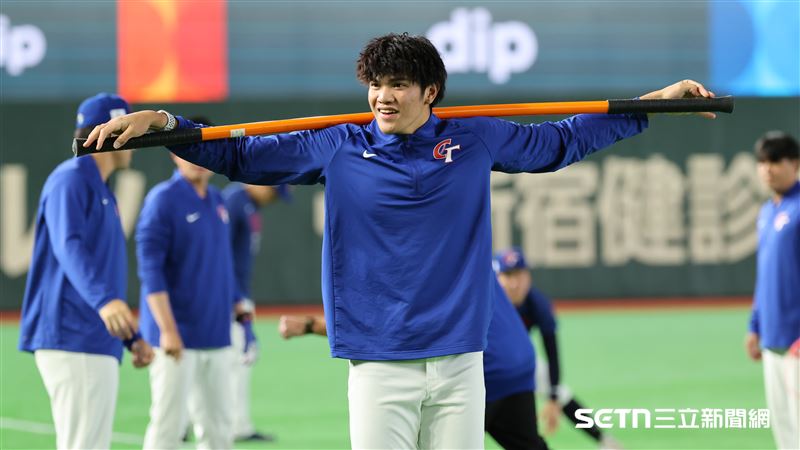 投手林維恩曾配戴上一條印有國旗的腰帶，但因規定不允許只好收起來。（圖／特派記者劉彥池攝影）