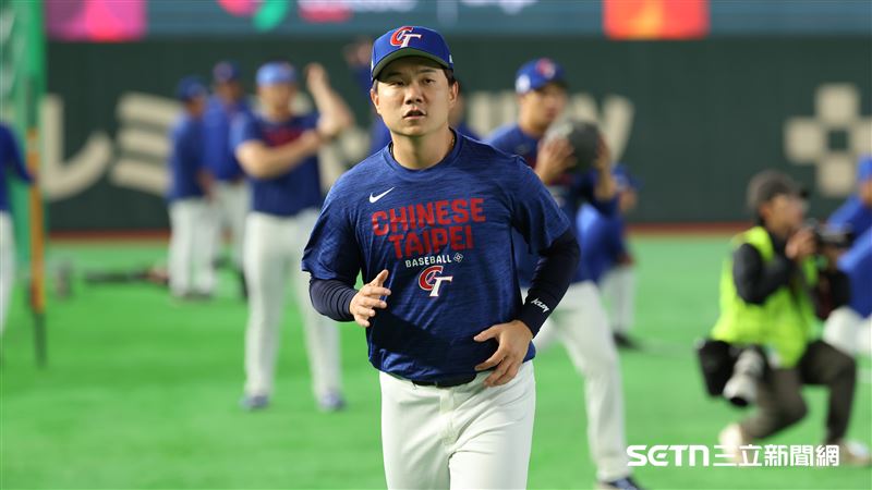 台灣隊游擊手江坤宇在台韓大戰中，以精準觸擊護送陳傑憲跑回本壘，攻下台灣隊致勝分。（圖／特派記者劉彥池攝影）