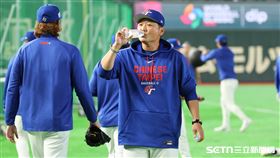 WBC日台戰賽前練習，台灣隊總教練曾豪駒。（圖／特派記者劉彥池攝影）