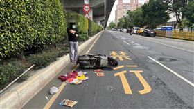 新北,新莊,機車,博美犬,闖紅燈,車禍,三寶。（圖／翻攝畫面）