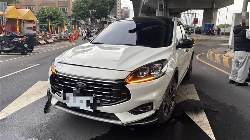 邱婦騎機車於路口穿越，遭楊男駕駛的休旅車撞擊。（圖／翻攝畫面）