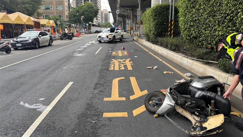 邱婦騎機車於路口穿越，遭楊男駕駛的休旅車撞擊。（圖／翻攝畫面）