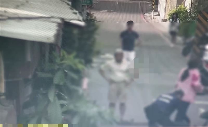 警方到場將陳男壓制，並帶回派出所保護管束。（圖／翻攝畫面）