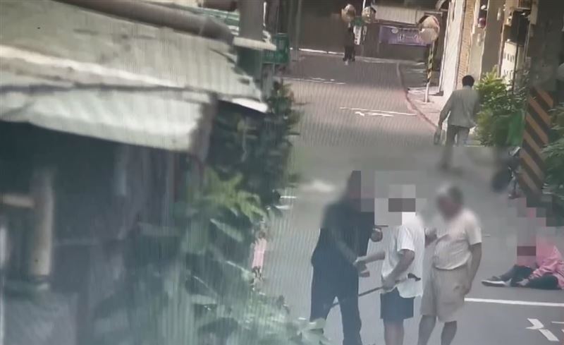 陳男求助黃姓婦人遭拒，立即暴怒砸毀花盆。（圖／翻攝畫面）