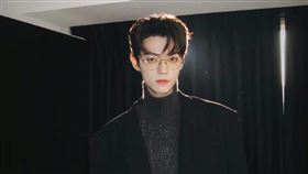 許凱臉蛋曾縫過8針。（圖／翻攝自微博）