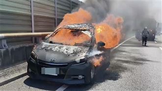 新／台74火燒車！轎車陷火海駕駛棄車逃生